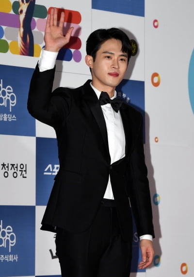 [TEN 포토] 정재광 '낫아웃으로 신인남우상 수상'