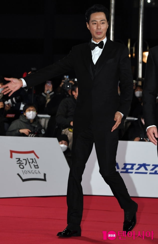 [TEN 포토] 조인성 '김윤석선배 에스코트'