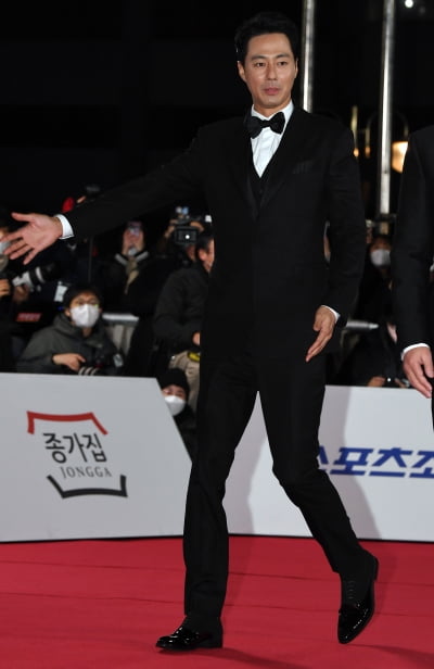 [TEN 포토] 조인성 '김윤석선배 에스코트'