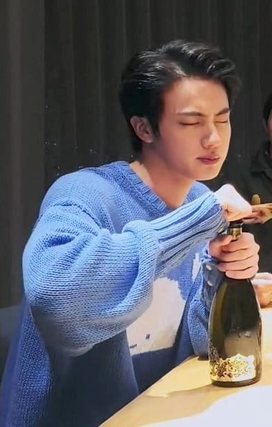 방탄소년단 진, 시상식마다 미모로 '줌인남'…글로벌 홀린 압도적 비주얼