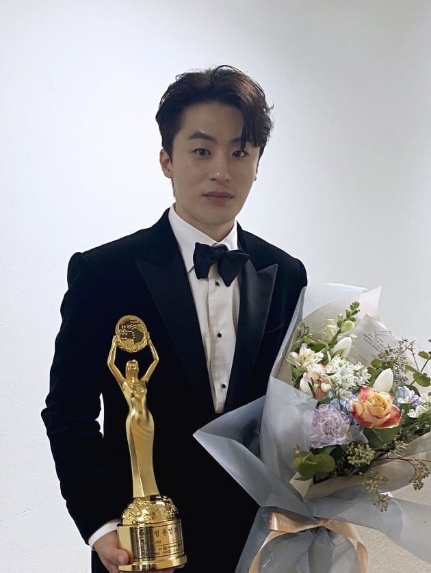 구교환, '제42회 청룡영화상' 인기스타상 수상 "밖에서도 인기 있을 줄.."