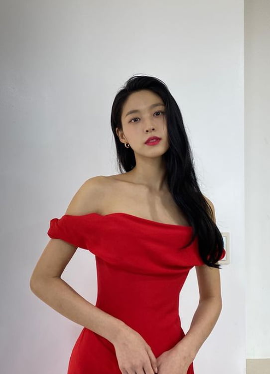 설현, 쇄골 미인 입증한 레드 드레스 [TEN★]