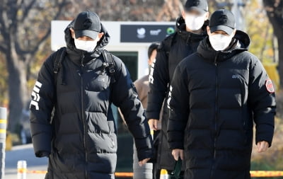 [TEN 포토] 엑소 찬열-정대현 '늦가을 햇살을 맞으며 '