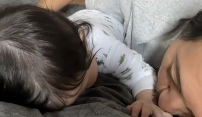 신현준, 눈에 넣어도 안 아플 늦둥이 딸에 뽀뽀 세례 "보고싶어"[TEN★]