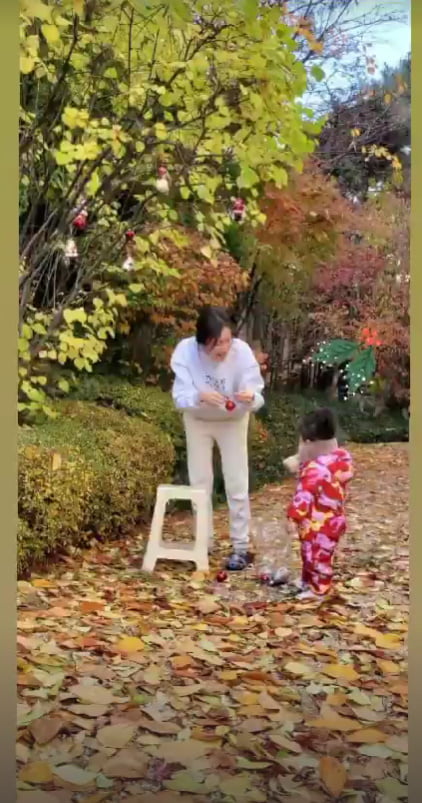 '47세' 최지우, 2살 딸과 크리스마스 준비?...행복한 미소[TEN★]