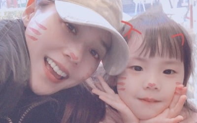 유진♥기태영 둘째 딸 로린, 엄마·아빠 반반씩 닮은 꼬마 아가씨…귀여운 모녀 [TEN★]