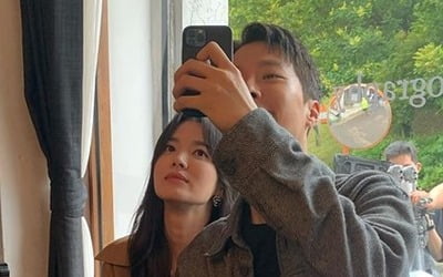 송혜교X장기용, 꽁냥 꽁냥 셀카 삼매경...비주얼·케미도 달달[TEN★]