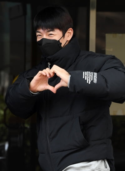 [TEN 포토] 손호영 '보기만해도 힐링되는 하트'