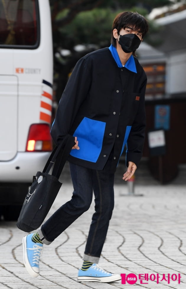 [TEN 포토] 이승윤 '청청패션도 완벽하게 소화'