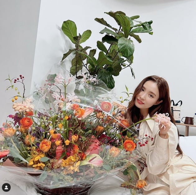 신세경, 꽃내음 가득한 여신...꽃 기죽이는 미모[TEN★]