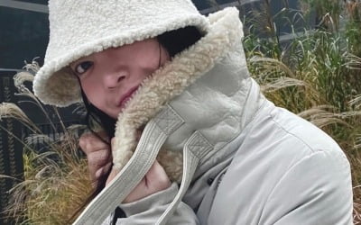 '최우성♥' 김윤지, 뭐든 좋을 신혼 "춥고 비와 근데 좋아"…꿀 떨어지는 눈빛 [TEN★]