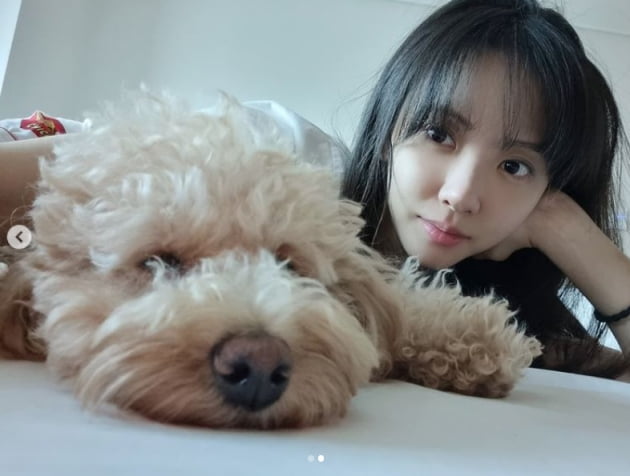 김민아, 오랜만에 인사드려요...턱선에 베이겠네 누구세요?[TEN★]