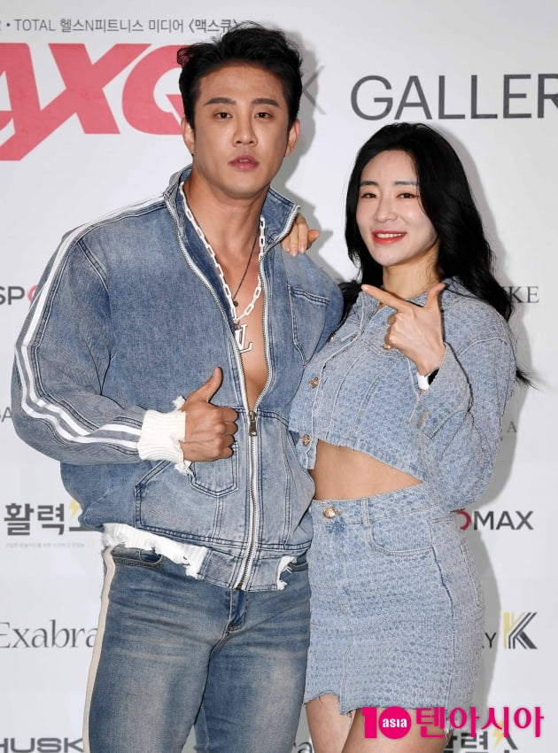 [TEN 포토] 이원준-이한별 '머슬마니아 달달한 부부 인증'