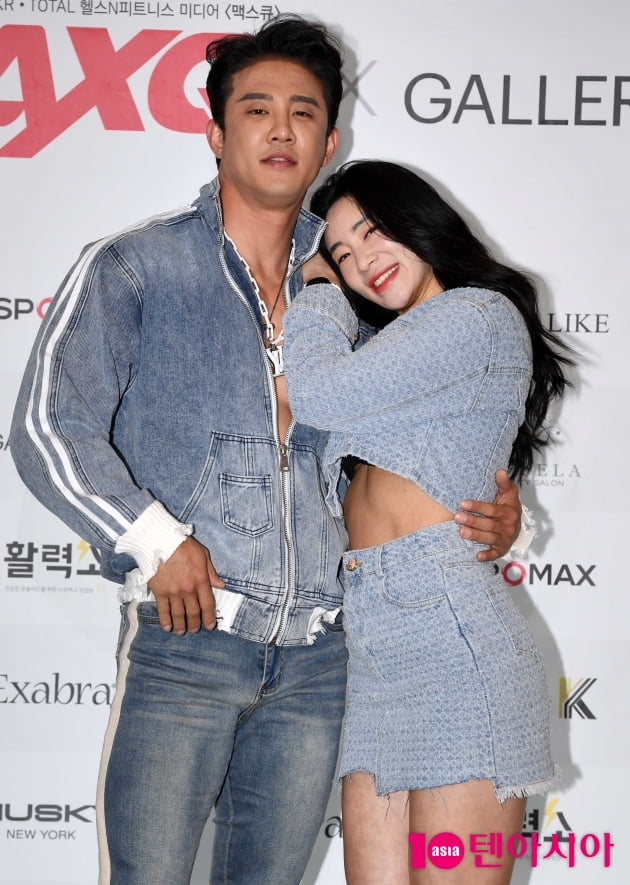 [TEN 포토] 이원준-이한별 '머슬마니아 부부의 꿀 떨어지는 포즈''