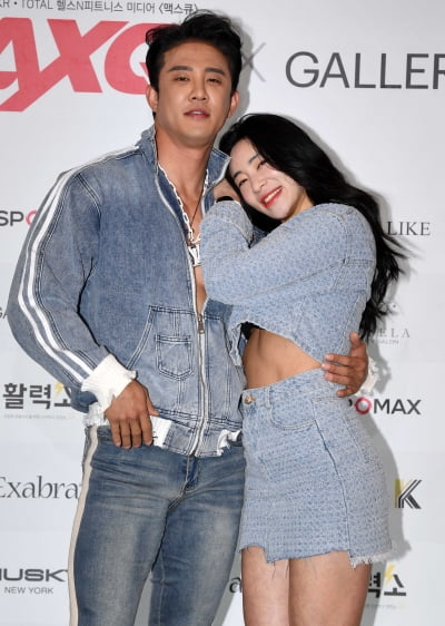 [TEN 포토] 이원준-이한별 '머슬마니아 부부의 꿀 떨어지는 포즈''