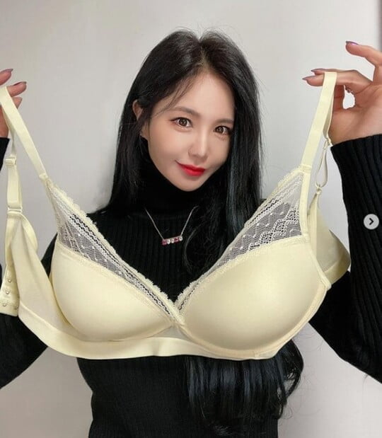 강예빈, 속옷 들고 과감하게…눈둘곳 없는 대문자 S라인 [TEN★]