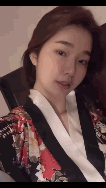 오또맘, 귀여운 비주얼 속 과감한 가슴골 노출 [TENTOK]