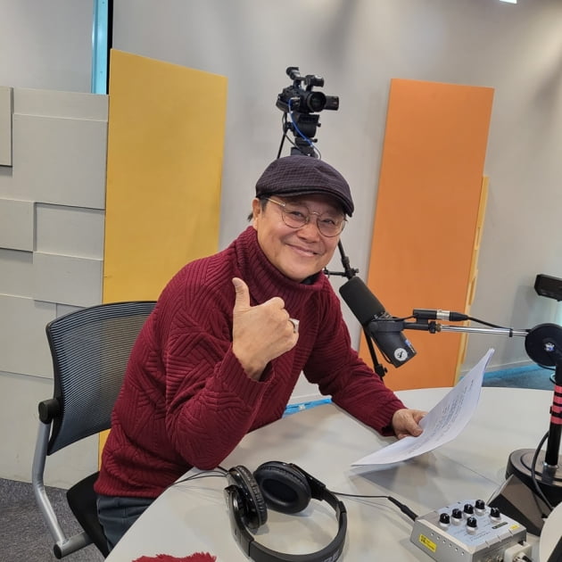 남진, 30년만 아침라디오 출연…나훈아와 첫 만남 회상 ('러브FM')