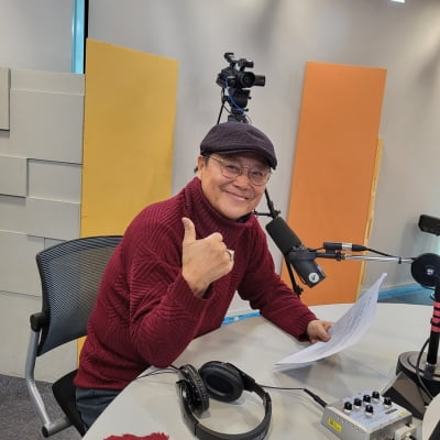 남진, 30년만 아침라디오 출연…나훈아와 첫 만남 회상 ('러브FM')