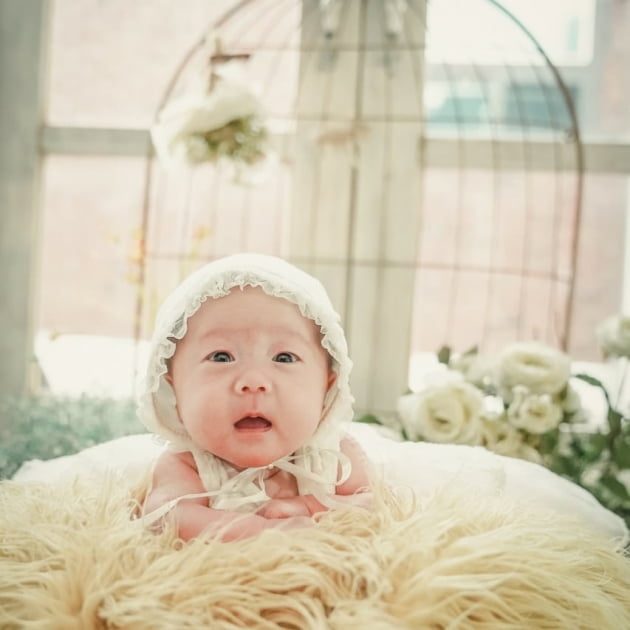 황신영, 혼신의 게다리로 완성한 삼둥이 50일 사진 "왜 엄마가 힘들지?"[TEN★]
