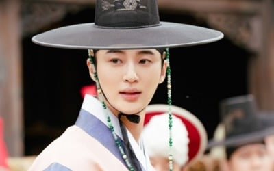 변우석, 괴짜 왕세자의 이중생활 포착 ('꽃 피면 달 생각하고')