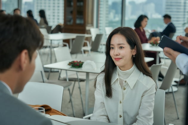 '해피 뉴 이어' 한지민, 짝사랑女로 돌아왔다…"표정 하나하나가 사랑스러운 배우"