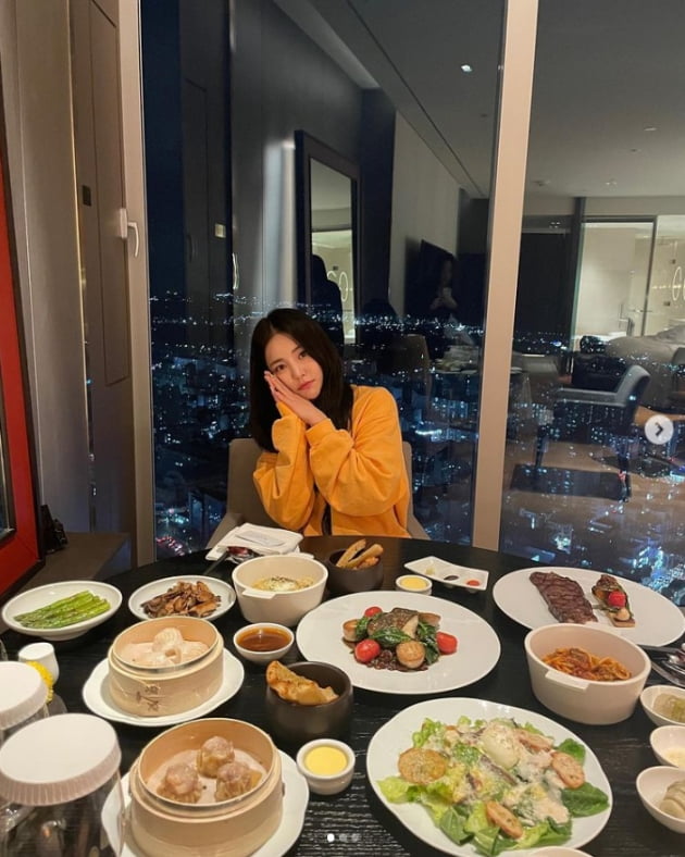 브레이브걸스 유정, 제주도에서 럭셔리한 만찬...행복한 꼬복좌[TEN★]