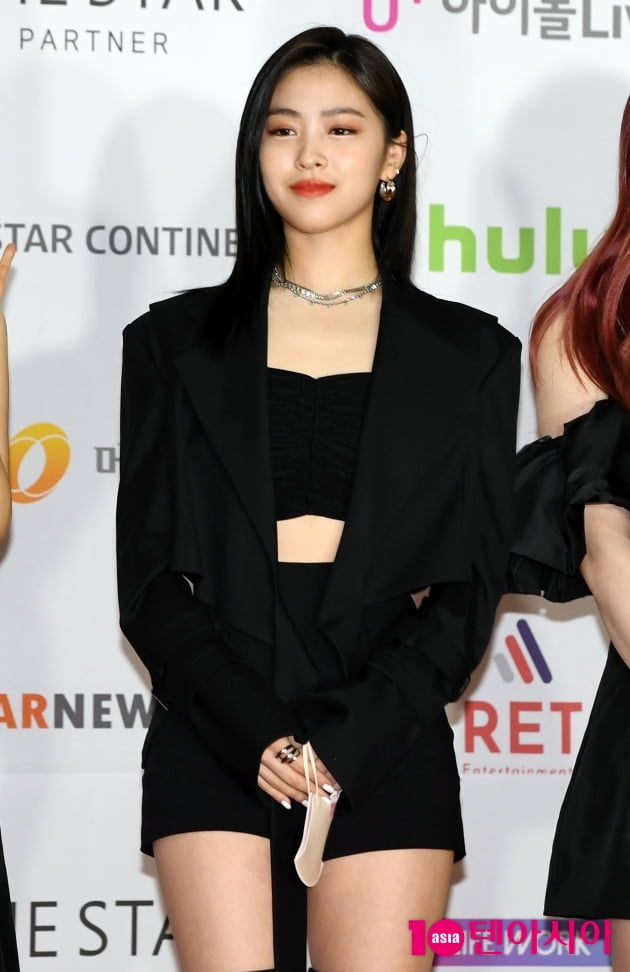 [TEN 포토] 있지 류진 '과감한 투브탑'