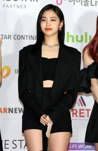 [TEN 포토] 있지 류진 '과감한 투브탑'