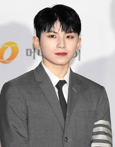 [TEN 포토] 세븐틴 우지 '섹시한 레드립'