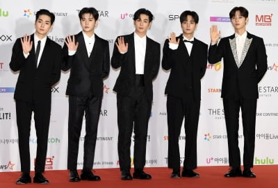 [TEN 포토] 뉴이스트 '잘생긴애 옆에 또 잘생긴애'