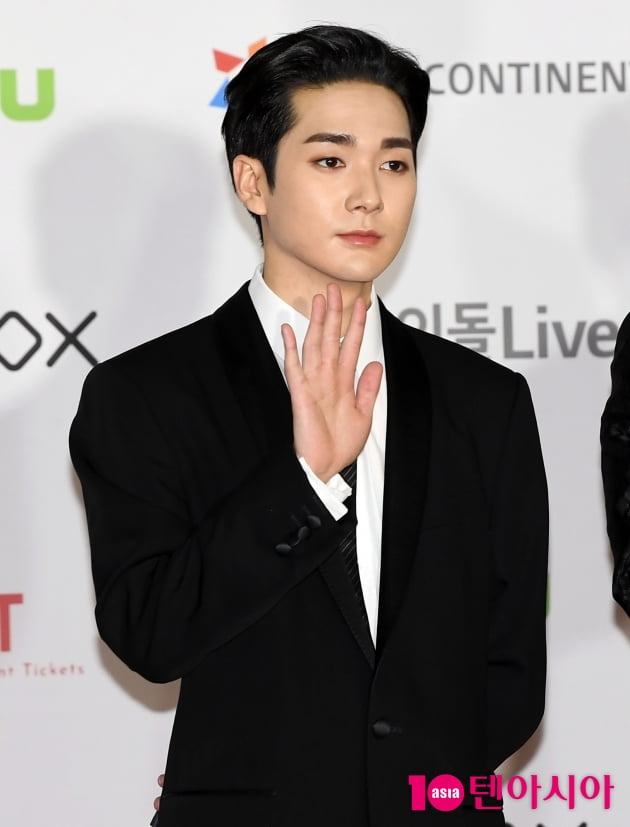 [TEN 포토] 뉴이스트 아론 '반가워요'