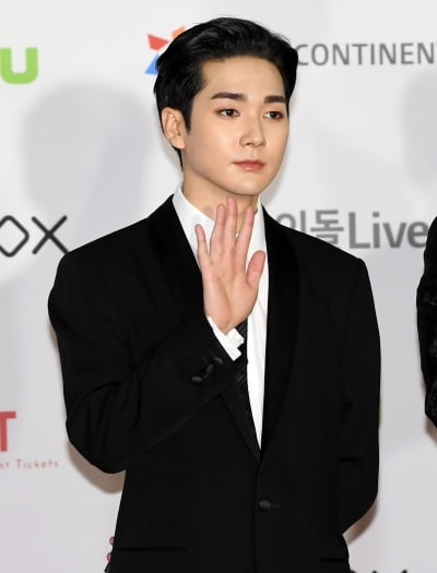 [TEN 포토] 뉴이스트 아론 '반가워요'