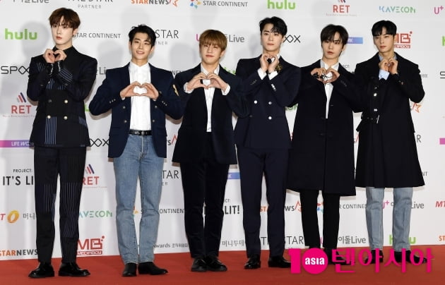[TEN 포토] 아스트로 '완전체로 하트 뿌려요'
