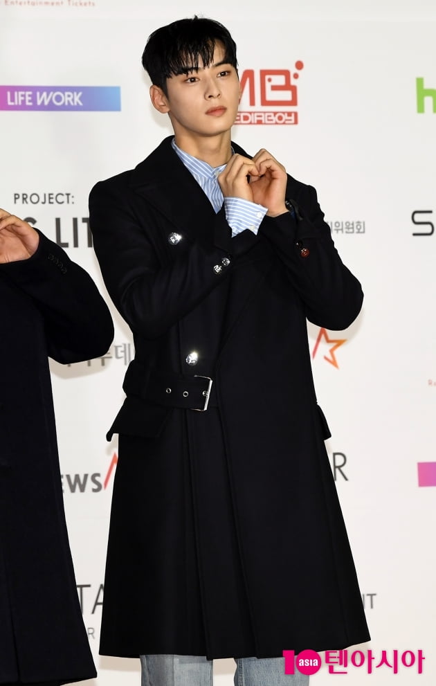 [TEN 포토] 아스트로 차은우 '트렌치코트로 멋내고'