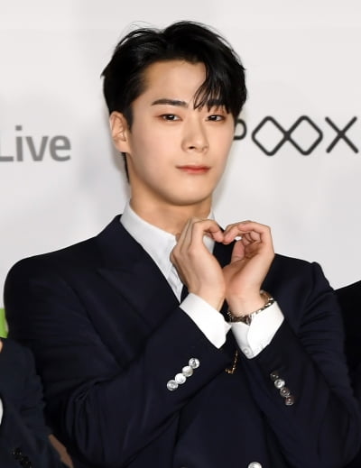 [TEN 포토] 아스트로 문빈 '꽃미남이 보내는 하트'