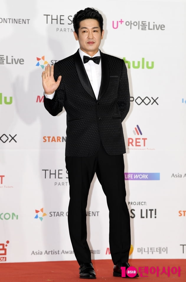 [TEN 포토] 허성태 '배신 아이콘의 시크한 인사'