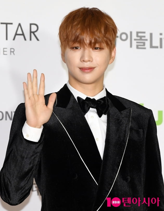 [TEN 포토] 강다니엘 '미소년 벗고 차도남'