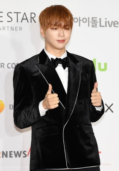 [TEN 포토] 강다니엘 '댄디보이 샤프한 옆선'