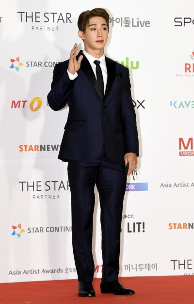 [TEN 포토] 원호 '태평양 어깨'