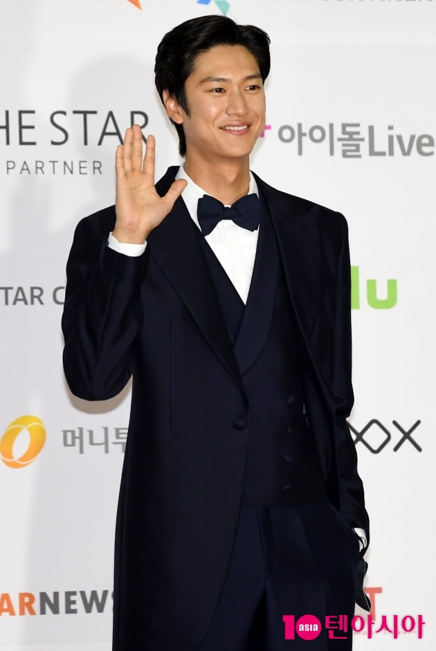 [TEN 포토] 나인우 '추위도 미소에 녹네'