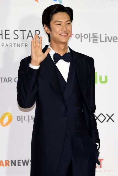 [TEN 포토] 나인우 '추위도 미소에 녹네'