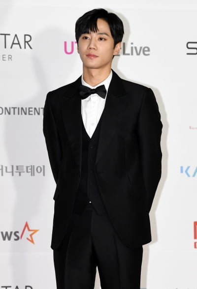 [TEN 포토] 이준영 '두 손 뒷짐지고'