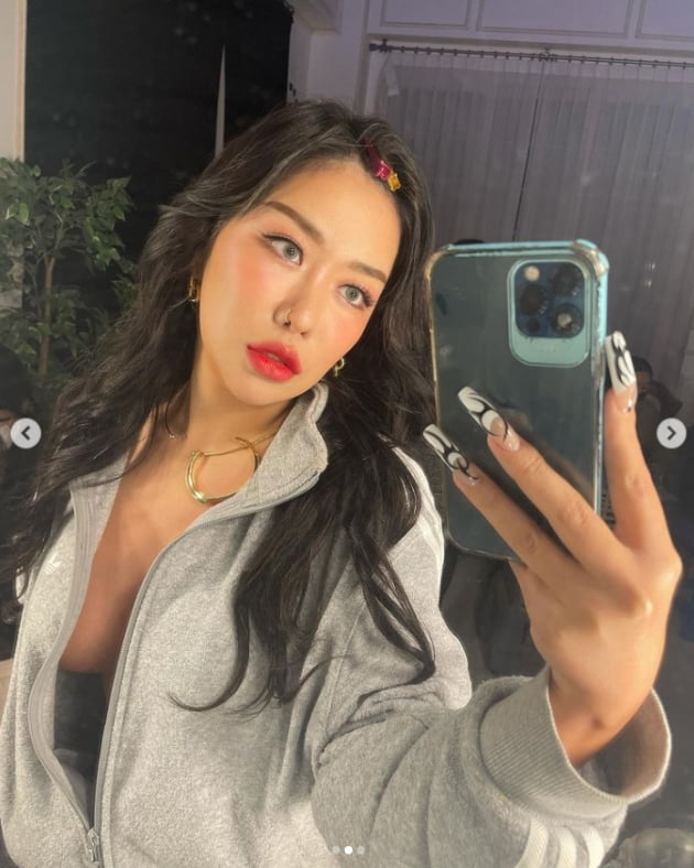 '속옷 실종' 래퍼 퀸 와사비, 지퍼 내리고 과감한 노출[TEN★]