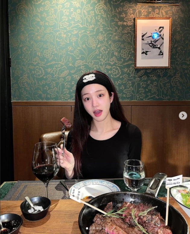 '164cm.43kg' 이유비, 스테이크 기죽이는 미모...먹어도 살 안찌나?[TEN★]