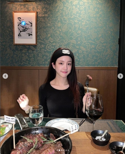 '164cm.43kg' 이유비, 스테이크 기죽이는 미모...먹어도 살 안찌나?[TEN★]