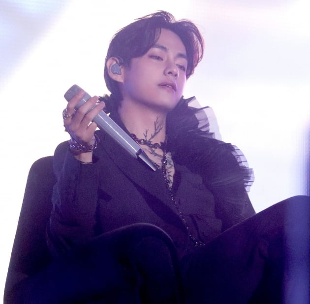 방탄소년단 뷔, 부상을 잊은 열정..'오징어 게임' 패러디로 'K 콘텐츠 킹의 만남'