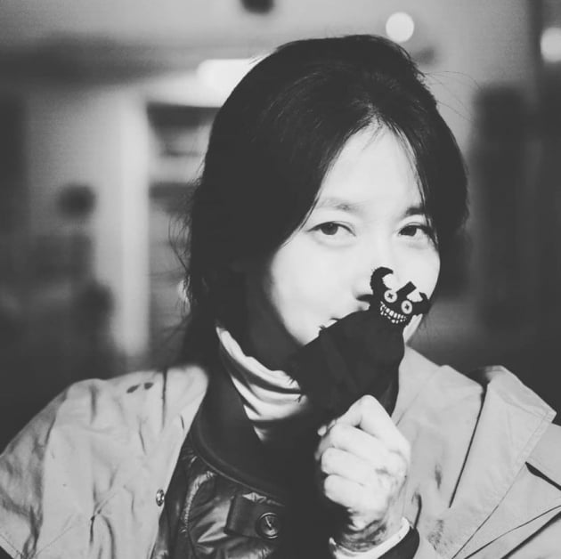 이영애, 흑백사진에서도 빛난다...산소 같은 미소[TEN★]