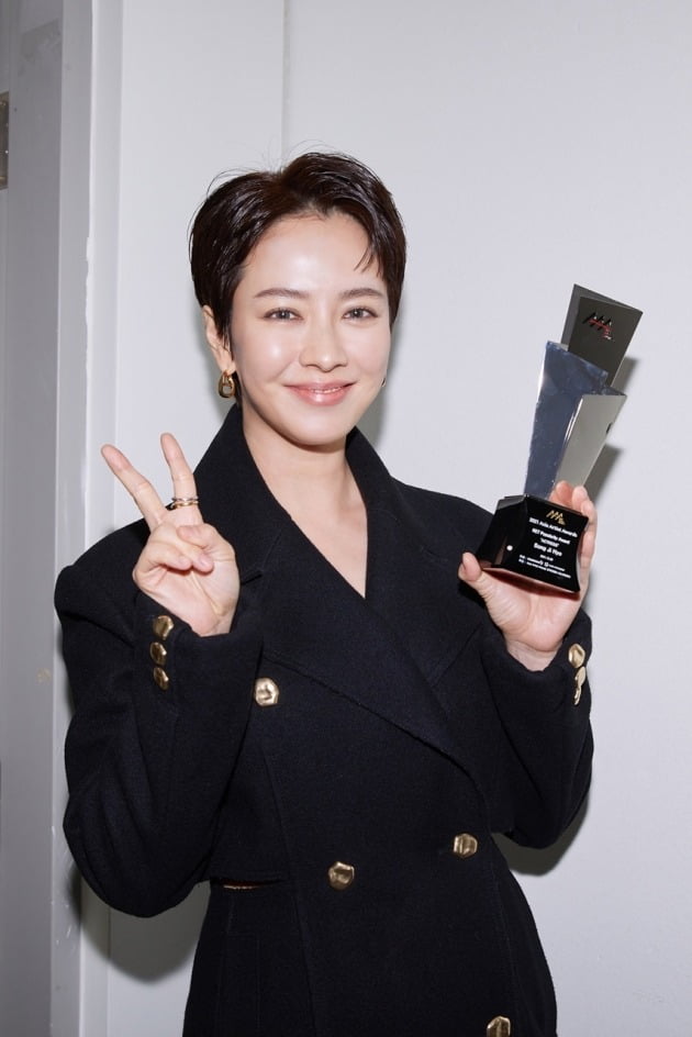 배우 송지효가 2021 AAA에서 수상한 모습/ 사진=크리에이티브 그룹 아이엔지 제공