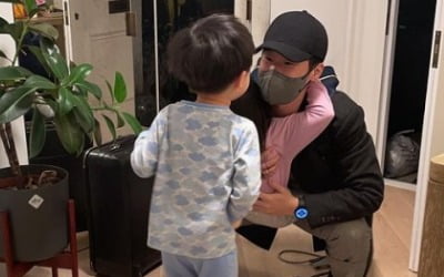 박지성♥김민지, 긴 출장 후 런던서 재회...딸·아들도 달려간 애틋함[TEN★]
